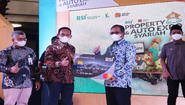 SEVP Consumer Banking PT Bank Syariah Indonesia Tbk (BSI) Wawan setiawan (dua dari kiri) meresmikan acara BSI Property & Auto Expo Syariah 2022 di Makassar, didampingi RCEO BSI Wilayah Makassar Ficko Hardowiseto dan Komisaris Independen BSI Arief Rosyid Hasan. 
