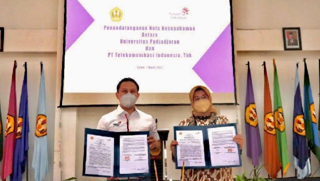 Direktur Enterprise and Business Service Telkom Edi Witjara (kiri) bersama Rektor Universitas Padjajaran Prof. Dr. Rina Indiastuti, S.E., M.SIE usai penandatanganan Nota Kesepahaman tentang Pendidikan, Penelitian, dan Pengabdian kepada Masyarakat antara Telkom dengan Unpad