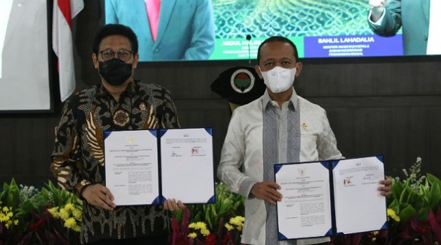 Menteri Investasi Bahlil Lahadalia bersama Menteri DPDPT Abdul Halim Iskandar saat menandatangani nota kesepahaman