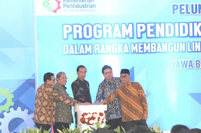 Presiden Jokowi bersama Menperin Airlangga Hartarto dan Gubernur Jabar Aher di acara Vokasi Industri Astra (kemenperin)