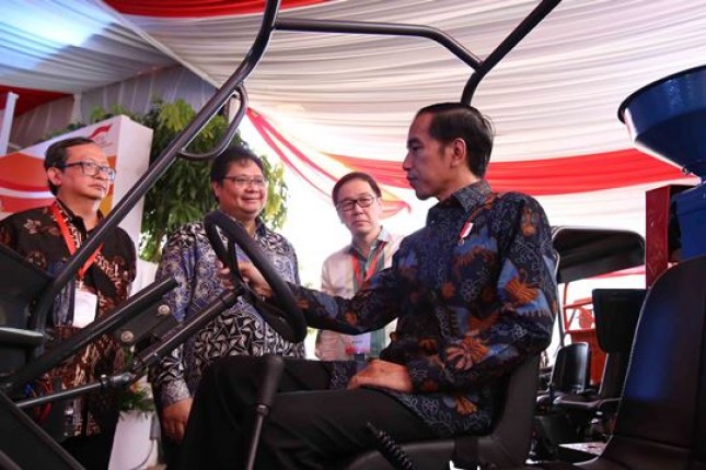 Presiden Jokowi didampingi Menperin Airlangga Hartarto di Cikarang (28/7/2017) (Foto Ist)