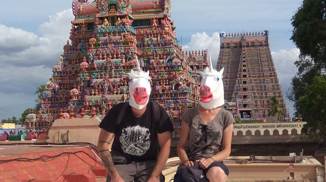 Pasangan Bertopeng Unicorns Sedang Berlibur Sri Lanka dan India (Foto:unicorn_travel_madness/Instagram)