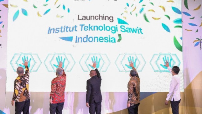 Gubernur Sumatra Utara Edy Rahmayadi, bersama Direktur Utama Holding Perkebunan Nusantara Mohammad Abdul Ghani menekan tombol tanda peluncuran