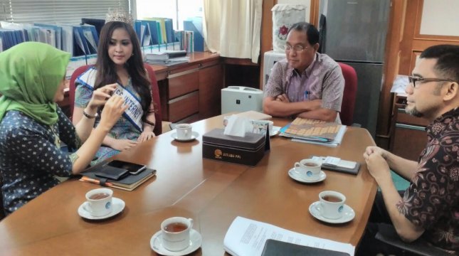 Benyamin Sura, Direktur Telekomunikasi Ditjen Penyelenggaraaan Pos dan Informasi (PPI) Kementrian Komunikasi dan Informatika (tengah) menerima audiensi Miss Internet Indonesia 2017 Marsya Gusman (bermahkota) di kantornya, Jumat (28/7/2017).(Foto: IST