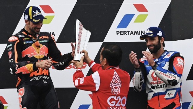 Presiden Jokowi saat menyerahkan Trofi ke sang Juara MotoGP Mandalika 