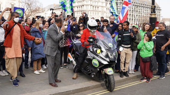 Sadhguru Memulai Perjalanan Sepeda Motor 100 Hari Dari London Untuk Selamatkan Tanah