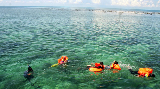 Ilustrasi Wisatawan Snorkeling di Pantai, Kalimantan Selatan (Foto:www.bloggerbanua.org)