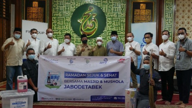 Yayasan Amaliah Astra bersama pengurus Masjid