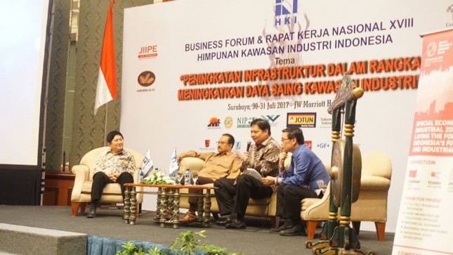 Menteri Perindustrian, Airlangga Hartarto saat menghadiri acara Rakernas ke XVIII HKI yang digelar di Hotel JW Marriot, Surabaya