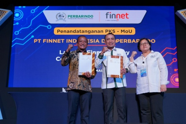 Kiri-kanan: Direktur Utama Finnet Rakhmad Tunggal Afifuddin (kiri) dan Ketua Umum Perbarindo Joko Suyanto (tengah) usai Penandatanganan Perjanjian Kerja Sama - MoU 