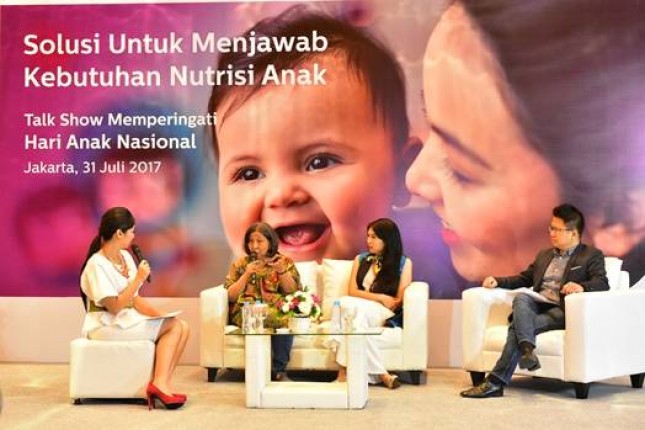 Dokter Spesialis Anak Sub-Spesialisasi Nutrisi dan Penyakit Metabolik, Dr. dr. Damayanti R Sjarif Sp.A(K) bersama Head of Personal Health Philips Indonesia, Yongky Sentosa pada acara talk show bertajuk Solusi Untuk Menjawan Kebutuhan Nutrisi Anak