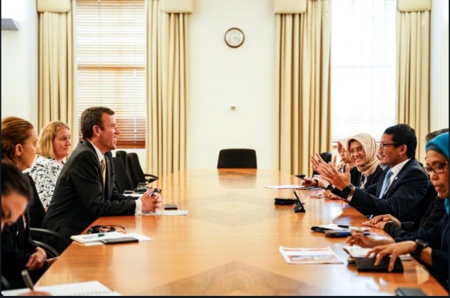 Menteri Pariwisata dan Ekonomi Kreatif Sandiaga Uno (kanan) dan Menteri Perdagangan, Pariwisata, dan Investasi Australia Daniel Thomas Tehan, bersama jajarannya ketika bertemu di Melbourne, Australia, Rabu (6/4/2022) (Foto: Kemenparekraf)