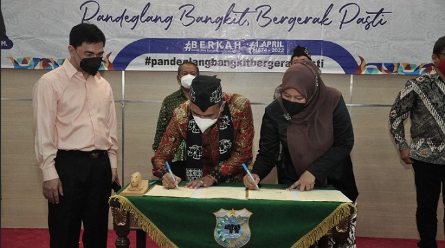 Direktur Utama Bank Banten Dr. Agus Syabarrudin dan Bupati Pandeglang Irna Narulita tandatangani MOU