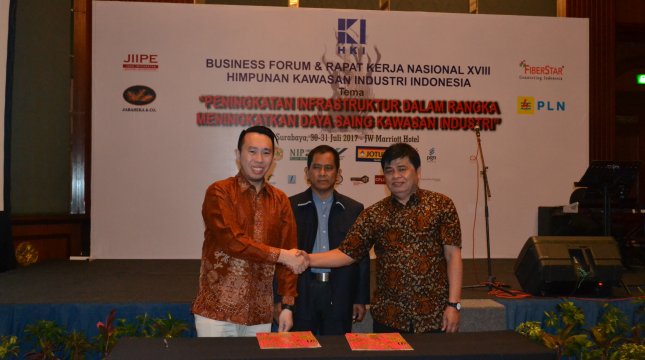 Commerce Director FiberStar Thomas Dragono mengikat kerjasama pemasangan jaringan fiber optik di dua kawasan industri, Kota Bukit Indah dan JIEP Pulogadung, pada Rakernas HKI di Hotel JW Marriott Surabaya, Senin (31/7/2017). (Irvan AF/INDUSTRY) 
