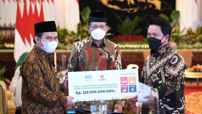 Direktur Utama PT Bank Syariah Indonesia Tbk (BSI) Hery Gunardi (kanan) menyerahkan zakat perusahaan dan zakat non perusahaan melalui BAZNAS sebesar Rp 122,5 Miliar.