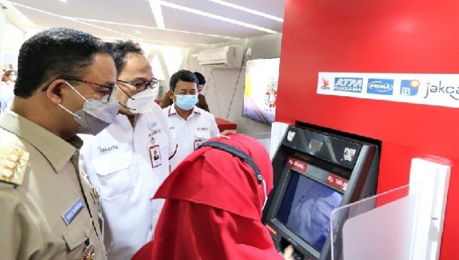 Gubernur DKI Jakarta Anies Baswedan meninjau layanan Mobile Cash, nasabah dapat melakukan transaksi tarik tunai tanpa menggunakan kartu ATM