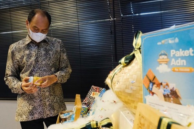  Direktur Utama Semen Gresik, Subhan memeriksa produk UMKM Rembang yang digunakan untuk paket ramadan.