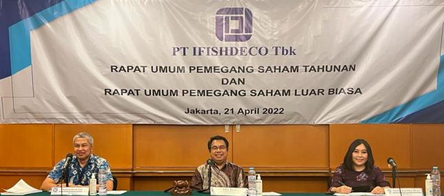 Tampak pada gambar (Ki-ka): Muhammad Ishaq - Direktur Operasional PT Ifishdeco Tbk. (IFSH), Alfa Brilian - Komisaris Inpenden IFSH dan Ineke Kartika Dewi - Direktur Keuangan IFSH pada saat RUPST dan RUPSLB IFSH di Jakarta