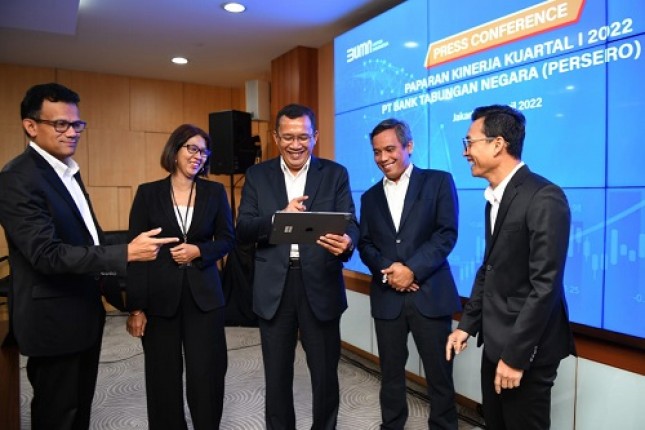 Direksi Bank BTN usai Paparan Kinerja Keuangan Bank BTN Kuartal I/2022 di Jakarta, Jumat (22/4).