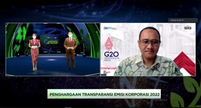Fajar Aristyanto, Departemen Production Management SIG (layar kanan), menerima Penghargaan Transparansi Emisi Korporasi 2022 yang digelar secara virtual pada Jumat, (22/4).