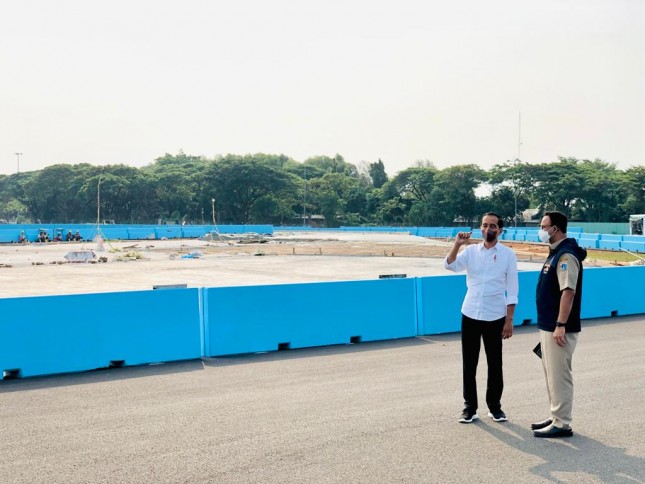 Presiden Jokowi didampingi Gubernur DKI Jakarta Anies Baswedan saat meninjau Sirkuit Formula E, Senin (25/04/2022), di Ancol. (Foto: BPMI Setpres/Laily Rachev) 
