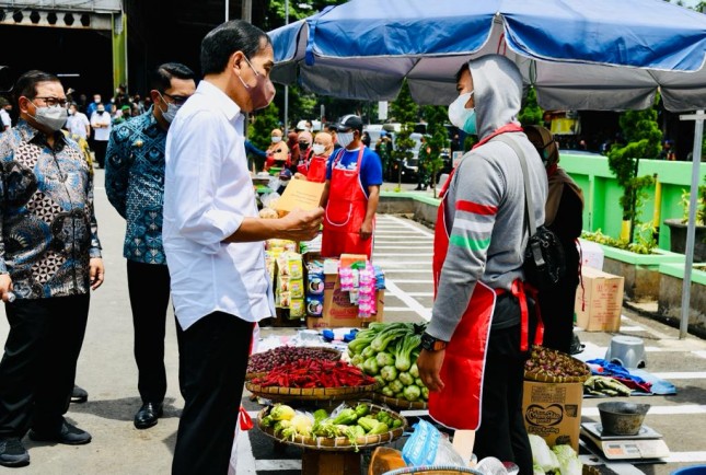 Presiden Jokowi didampingi Seskab Pramono Anung dan Gubernur Jabar Ridwan Kamil saat mengunjungi Pasar Sederhana di Bandung, Jawa Barat, Senin (17/01/2022). (Foto: BPMI Setpres/Laily Rachev) 
