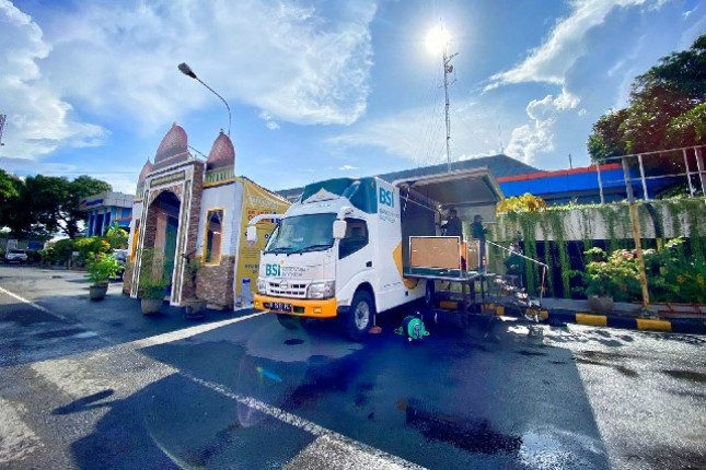 PT Bank Syariah Indonesia Tbk (BSI) bersama PT ASDP Indonesia Ferry (Persero) dan didukung Laznas BSMU menyediakan Mobil Mushola di empat pelabuhan yaitu di Pelabuhan Merak, Pelabuhan Bakauheni, Pelabuhan Ketapang Banyuwangi dan Pelabuhan Gilimanuk Bali.