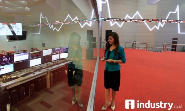 Pengunjung mengamati papan elektronik yang memperlihatkan pergerakan IHSG di gedung BEI (Foto Rizki Meirino)
