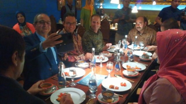 Gubernur DKI Jakarta Teripilih Anies Baswedan menicicipi hidangan Timur Tengah dan India di Fez-Kinara bersama para duta besar. (Irvan AF/INDUSTRY)