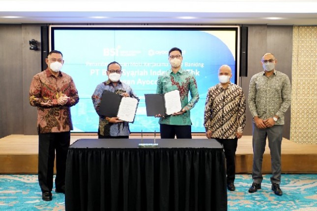PT Bank Syariah Indonesia Tbk (BSI) berkolaborasi dengan Ayoconnect melalui pengembangan solusi berbasis teknologi Open Banking yang dituangkan dalam penandatanganan nota kesepahaman BSI dan Ayoconnect mengenai layanan API-open banking dan program-program lainnya. 