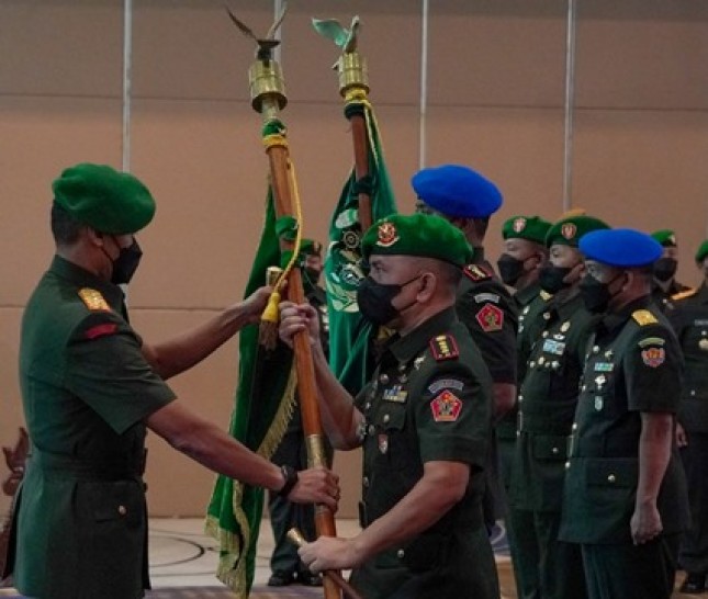 Keterangan Foto : Komandan Kodiklatad, Letjen TNI Ignatius Yogo Triyono, M.A. serahkan Pataka ke Kolonel Cba Benny M Tampubolon, Sip M.M