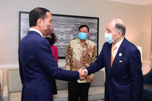 Presiden Jokowi menerima kunjungan Chairman dan CEO Air Products, Seifi Ghasemi, di Hotel Ritz Carlton, Washington DC, Kamis (12/05/2022). (Foto: BPMI Setpres/Muchlis Jr) 
