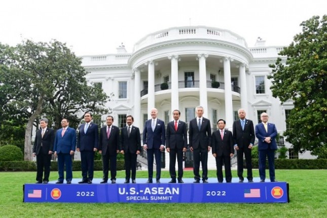  Presiden Jokowi menghadiri jamuan santap malam antara pemimpin negara-negara ASEAN dengan Presiden AS Joe Biden, di Gedung Putih, Washington DC, Kamis (12/05/2022). 