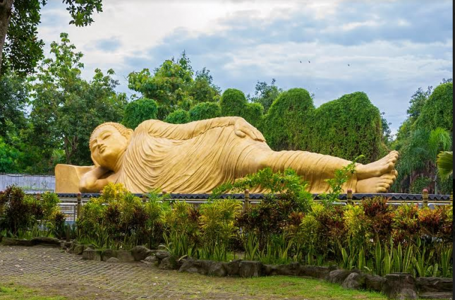 Patung Buddha yang sedang berbaring ketiga terbesar di Asia, Maha Vihara di Mojopahit, Mojokerto (Dok: Pegipegi) 