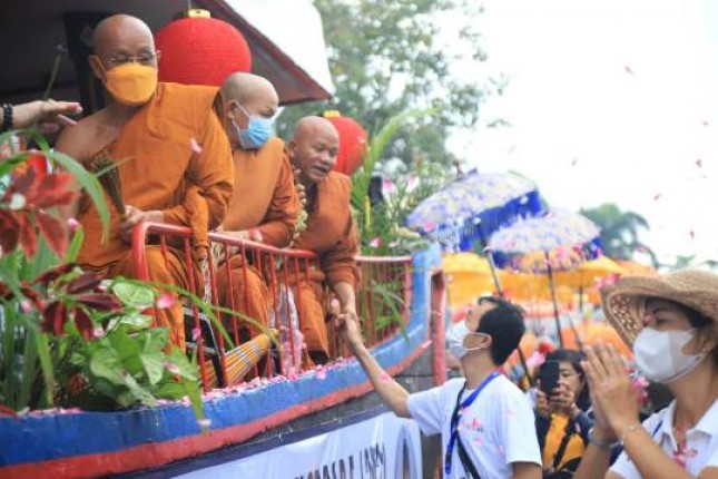 Bikhu Budha dan masyarakat