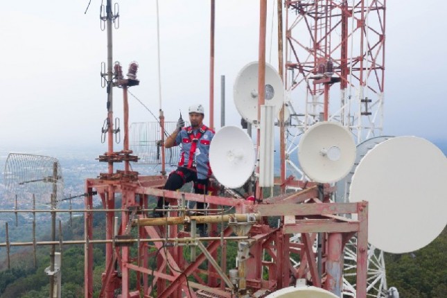 Seorang pekerja Telkom di atas Menara