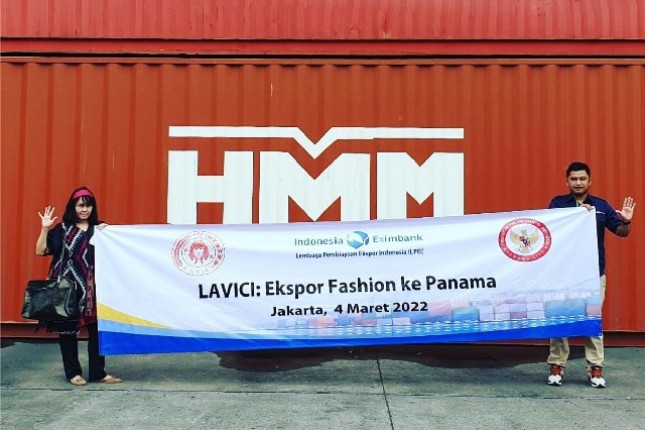 Fashion di dalam kontainer yang akan dikirim ke Panama