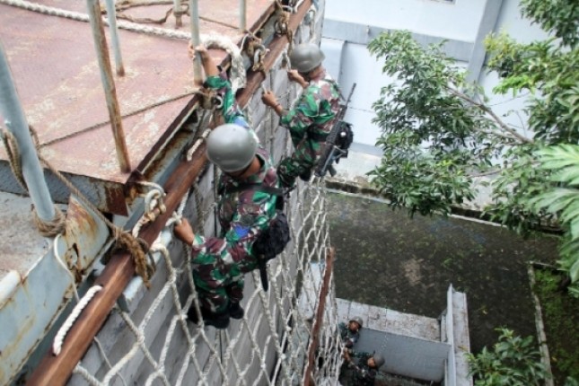Prajurit Yonif 5 Marinir Surabaya Laksanakan Latihan Naik Turun Jaring