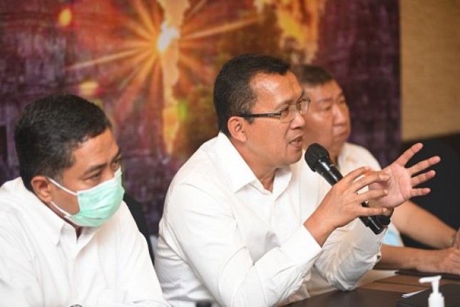Direktur Utama Bank BTN Haru Koesmahargyo (tengah) dalam konferensi pers HUT REI ke-50 di Yogyakarta, Kamis (19/05/2022).