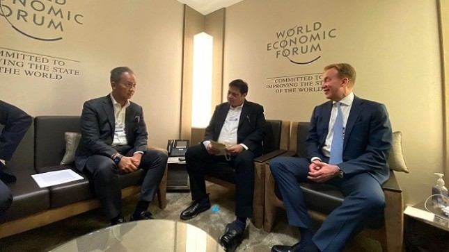 Menperin Agus Gumiwang Kartasasmita bersama Menko Perekonomian Airlangga Hartarto saat bertemu Presiden WEF Børge Brende