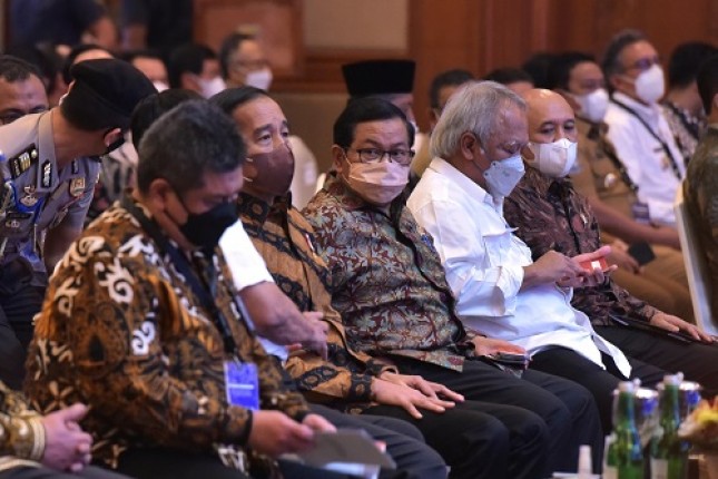 Seskab Pramono Anung mendampingi Presiden Jokowi pada Evaluasi Aksi Afirmasi Peningkatan Pembelian dan Pemanfaatan Produk Dalam Negeri dalam rangka Gerakan Nasional Bangga Buatan Indonesia, JCC, Senayan, Jakarta, Selasa (24/05/2022). (Foto: Humas Setkab/Agung) 