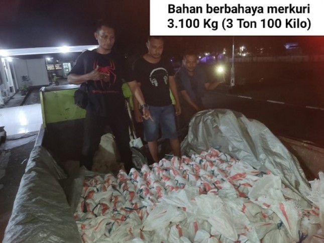 Ambon. Polda Maluku melalui tim Direktorat Reserse Kriminal Khusus (Ditreskrimsus) berhasil mengungkap penyelundupan bahan tambang ilegal jenis merkuri seberat kurang lebih 3.100 Kilogram (Kg).