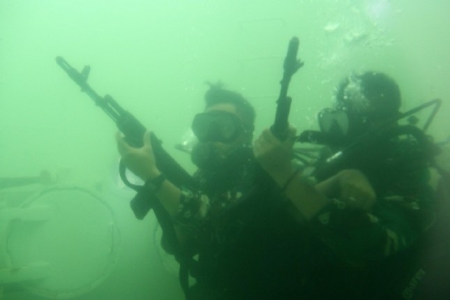 Prajurit Batalyon Intai Amfibi 2 Marinir Tingkatkan Kemampuan Selam