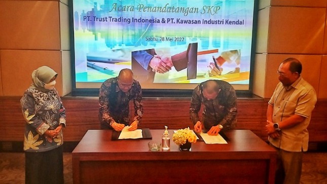 Penandatanganan Surat Konfirmasi Pembelian (SKP) lahan antara PT Trust Trading Indonesia (TTI) dengan PT Kawasan Industri Kendal (KIK)