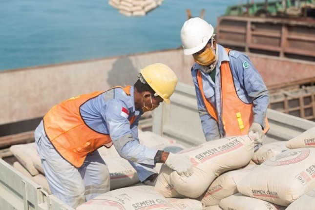 Aktivitas bongkar muat semen di Pelabuhan Khusus SIG, Tuban, Jawa Timur.