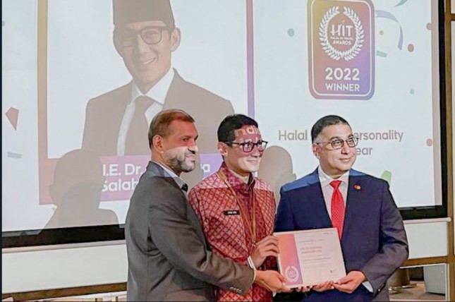 Menparekraf Sandiaga Salahuddin Uno menerima penghargaan "Halal Travel Personality of The Year" dari Crescentrating & Halaltrip Tahun 2022" yang di berikan oleh Fazal bahardeen dan didampingi Safdar Khan, Division President Southeast Asia Mastercard, Singapura (1/6/2022)(Foto: Kemenparekraf)