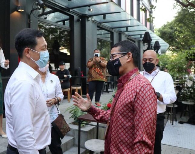 Menteri Pariwisata dan Ekonomi Kreatif Sandiaga Salahuddin Uno berbincang dengan Menteri Kesehatan Singapura Ong Ye Kung tentang kondisi penanganan pandemi COVID-19 di Tanamera Coffee, Singapura, Rabu (1/6/2022). (Dok: Kemenparekraf)