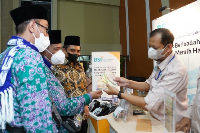 Direktur Sales & Distribution BSI Anton Sukarna (tiga dari kiri) menyapa calon jamaah haji kloter pertama yang siap diberangkatkan dari embarkasi Jakarta Pondok Gede 