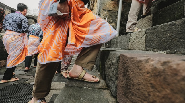 Sandal khusus naik Candi Borobudur 