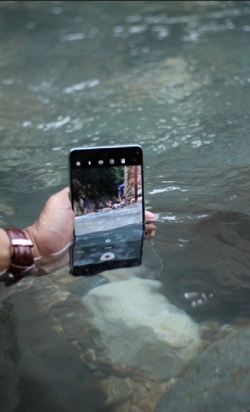 Dengan fitur IP67, anda dapat merekam momen awesome di kawasan air terjun dengan menggunakan Samsung Galaxy A73 5G. (Foto: Humas PT Samsung Electronics Indonesia)